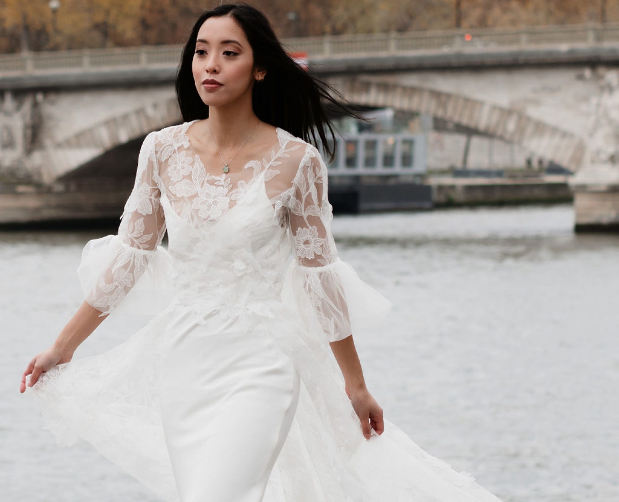 Mélanie en LK PARIS Robe slip dress en crêpe de soie , et redingote en tulle brodé feuillages en relief