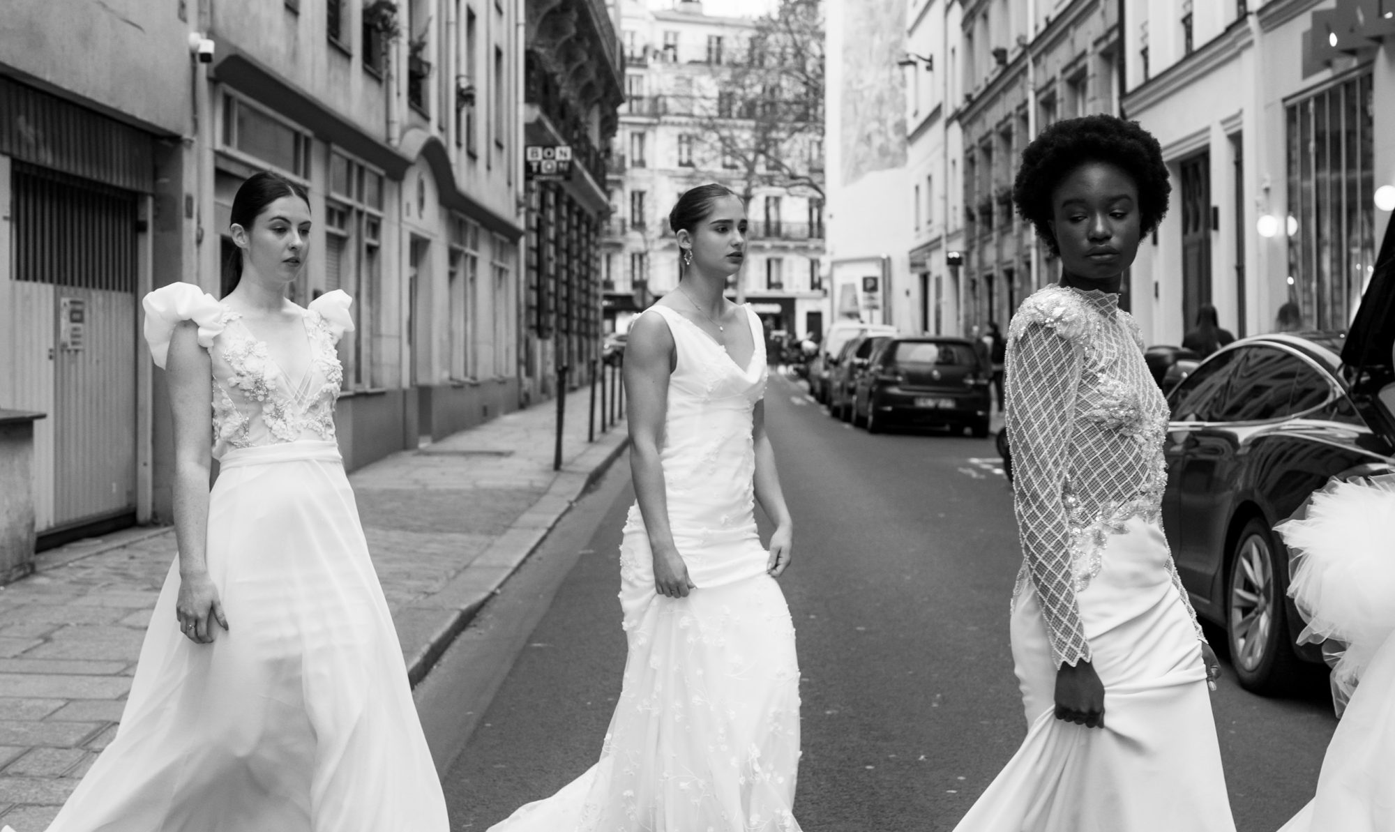 Groupe de mariées en créations LK PARIS dans une rue parisienne