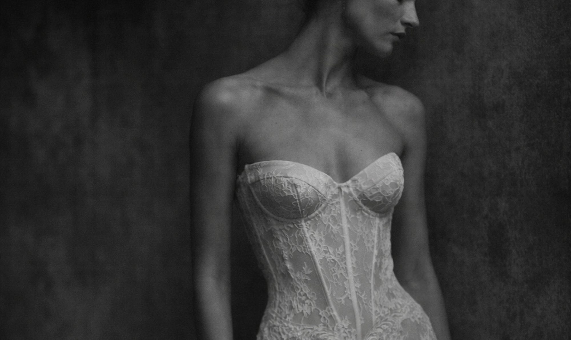 robe de mariée bustier sirène en dentelle , modèle ZOFIA par LK PARIS